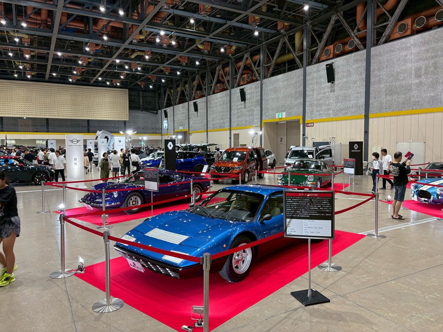 富山輸入車ショウ2025会場内