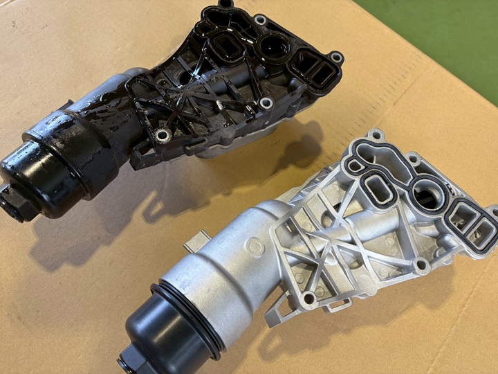 新旧のオイルフィルターハウジング比較